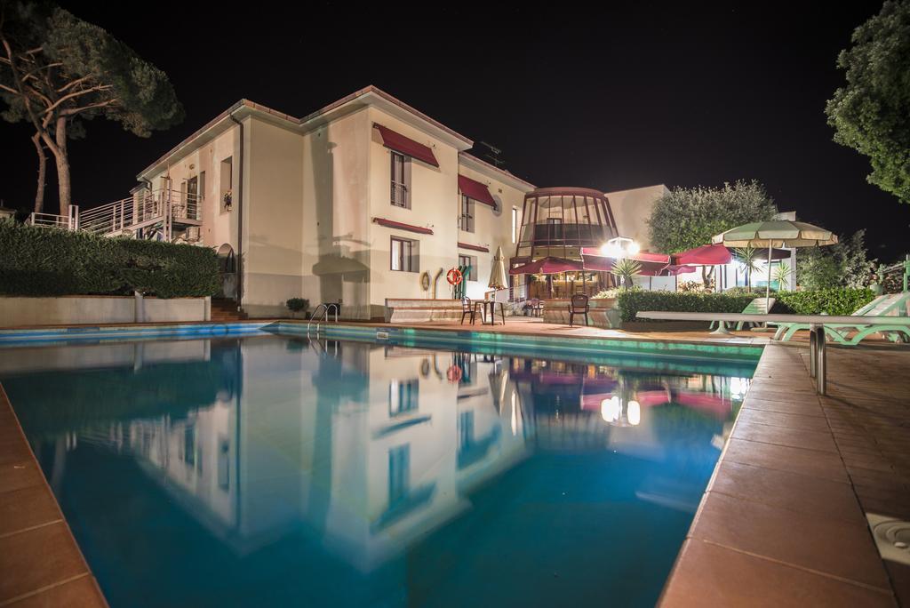 Hotel Kon Tiki San Vincenzo Buitenkant foto