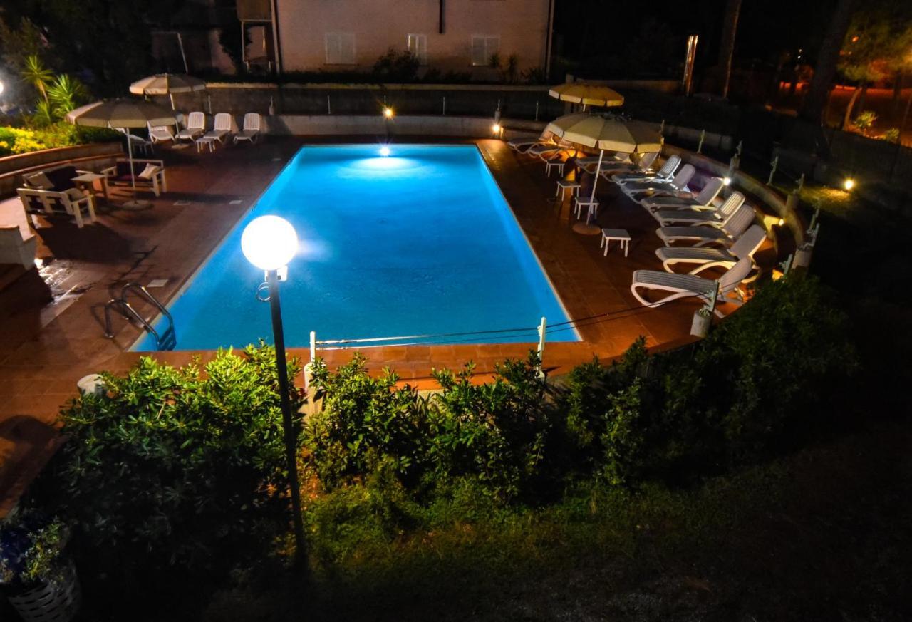 Hotel Kon Tiki San Vincenzo Buitenkant foto