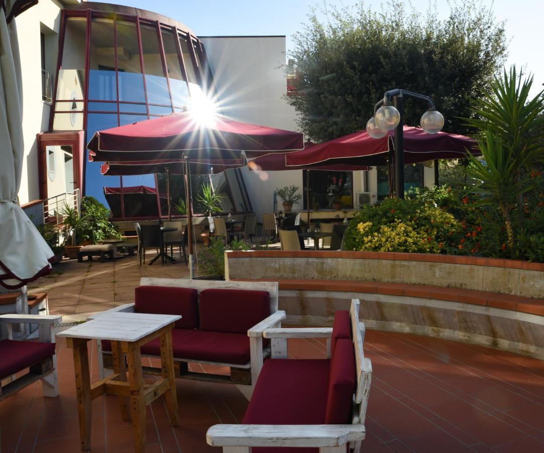 Hotel Kon Tiki San Vincenzo Buitenkant foto